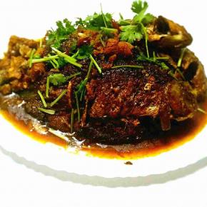 盛出装盘，用香菜段点缀。