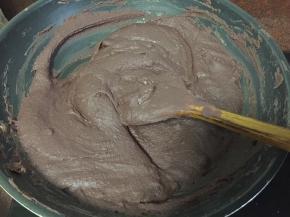 一直不停地翻拌，不要停下来，以免糊底