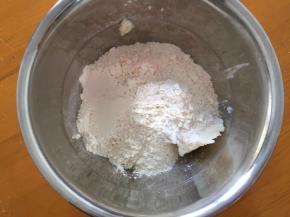 将油酥材料用手揉成团即可