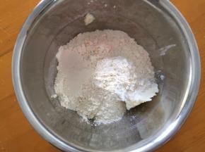 将油酥材料用手揉成团即可