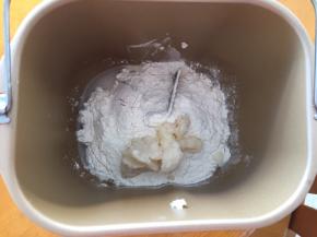 先做油皮，将油皮材料全部放入面包机，开启和面功能，和出膜就可以了，大概20分钟
