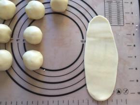 拿出一个赶成牛舌状，从下往上卷起