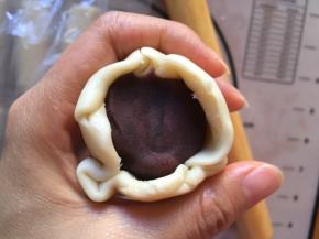 压扁后，包入馅料，