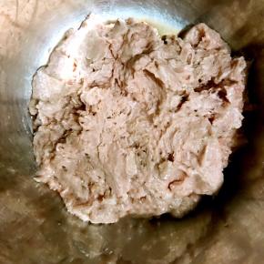 1.牛肉糜倒入料理机，搅拌成肉泥状。