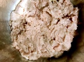 1.牛肉糜倒入料理机，搅拌成肉泥状。