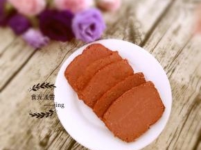 9.蒸好后，揭开锡纸，放到烤架上放凉，[如果放入盘中或者其他地方，底部在降温过程中容易出现水汽，所以烤架比较合适]。晾凉后切片，不管是单独吃，或者配吐司，或者配面条，都是很不错的。某小孩狼吞虎咽的吃相，就是对我最大的鼓励！