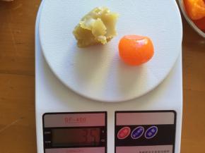 这时可以先做馅料，咸鸭蛋和莲蓉加起一共35克