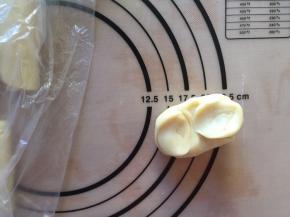 静置好后，将酥皮中间压一下，两边向中间靠拢，向下压