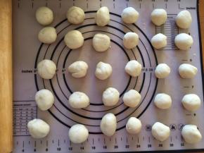 将油皮和油酥平均分成15个，酥皮16克，油酥12克