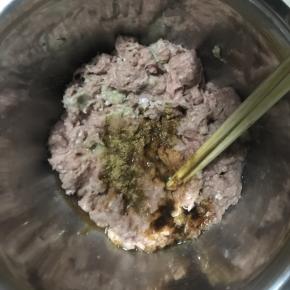 3.将打碎的葱姜蒜末倒入肉泥，加入生抽，香油，盐，料酒