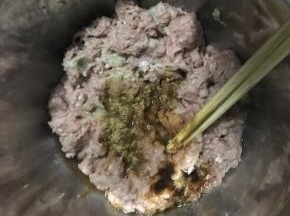 3.将打碎的葱姜蒜末倒入肉泥，加入生抽，香油，盐，料酒