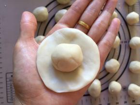 将油皮压成薄片，油酥放入酥皮包起揉圆