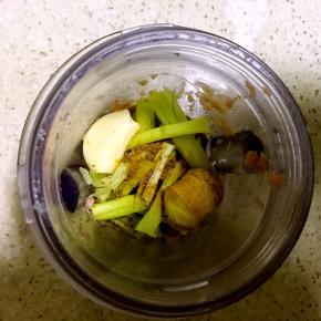 2.葱加蒜及孜然粉，十三香倒入入料理机打碎