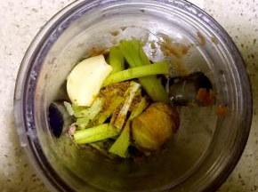 2.葱加蒜及孜然粉，十三香倒入入料理机打碎