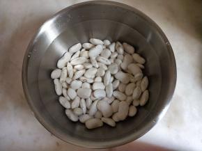 白芸豆用清水浸泡一个晚上。