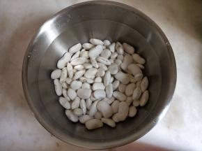 白芸豆用清水浸泡一个晚上。