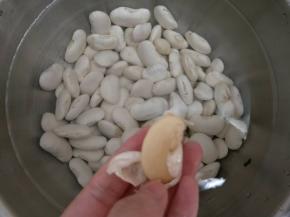 充分吸水的豆子，把皮剥掉，放入高压锅压20分钟。