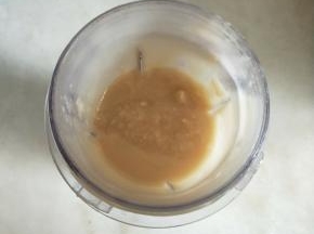 压好的白芸豆捞出放入料理机打成泥。