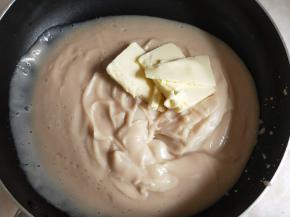 将白芸豆泥倒入平底锅，分次加入黄油，翻炒，至完全吸收。