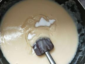 再分次加入细砂糖，炒至完全融化。