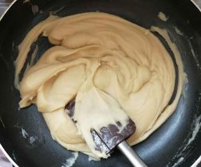 继续电磁炉用600度翻炒，可以看到锅内的白芸豆泥越来越稠厚。