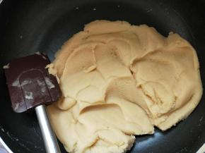 这是已经炒好的状态，炒好后的白芸豆沙不粘手也不粘刮刀。