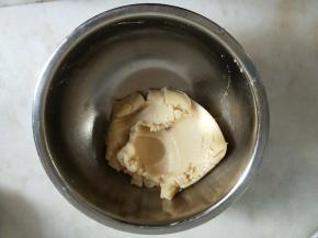 取白芸豆沙馅料200克。