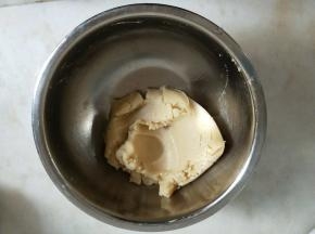 取白芸豆沙馅料200克。