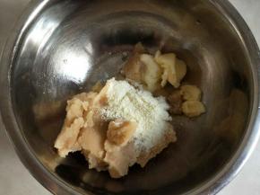 加入奶粉、黄油、低筋面粉。