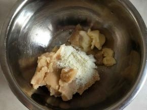 加入奶粉、黄油、低筋面粉。