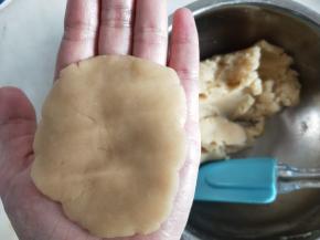 如何检验面团:取一个面团揉圆压扁，边缘不会有锯齿状即可。将面团平均分成四份，每份约50克左右。