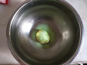 取一份月饼馅加入苹果果味粉。