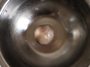 加入紫色香芋味果味粉揉匀，就是紫色桃山皮。