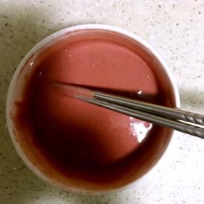 4.将鸡蛋，淀粉，面粉，红曲粉及水混合均匀