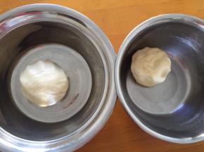 油皮和油酥盖上保鲜膜，静置1小时