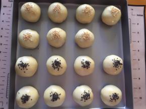 刷上蛋黄液，撒上芝麻，放入预热好的烤箱，180度上下火，30分钟，中层