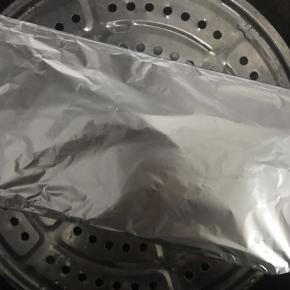 8.包好锡纸放入蒸锅，水开后蒸40分钟左右