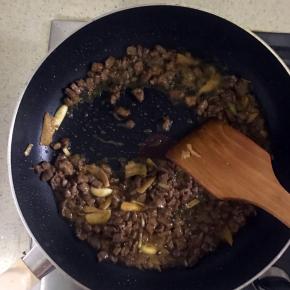 5.锅中放入适量花生油，加热后倒入牛肉丁翻炒，