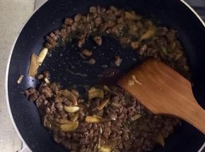 5.锅中放入适量花生油，加热后倒入牛肉丁翻炒，
