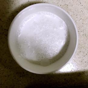 1.椰浆中加入砂糖，隔水加热搅拌至糖融化