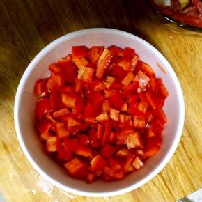 3. 将红甜椒切丁备用，可用红辣椒代替，味道更佳，因孩子不吃辣，退而求其次用甜椒配色吧