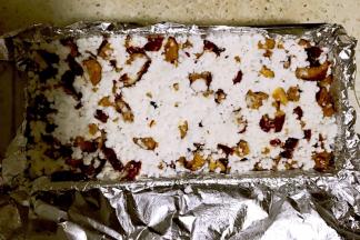 7.铺最上层的之前将剩余的枣和西米混合后，再铺最上一层