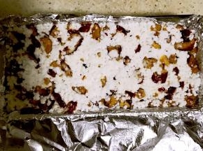 7.铺最上层的之前将剩余的枣和西米混合后，再铺最上一层