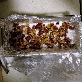 6.然后再铺一层红枣，依次铺好，每一层压实一些