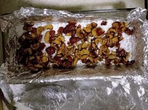 6.然后再铺一层红枣，依次铺好，每一层压实一些