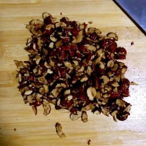 3.红枣洗净，去核切碎备用