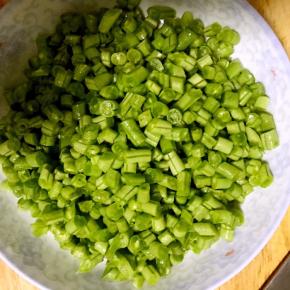 4.豆角烫完后过凉水切丁备用