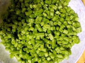 4.豆角烫完后过凉水切丁备用