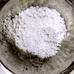 2.西米用清水冲洗过滤后装盆，并将椰浆倒入盆中搅拌均匀，使西米充分吸收椰