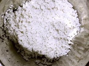 2.西米用清水冲洗过滤后装盆，并将椰浆倒入盆中搅拌均匀，使西米充分吸收椰